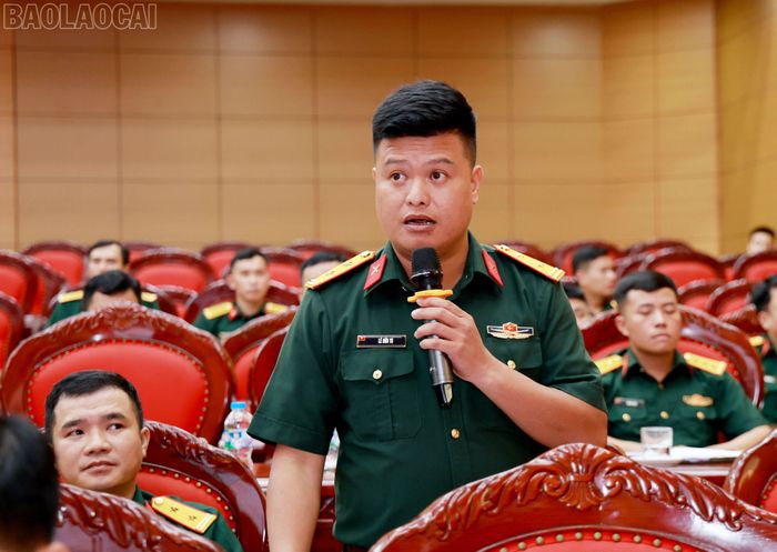 Đại biểu nêu ý kiến tại hội nghị.