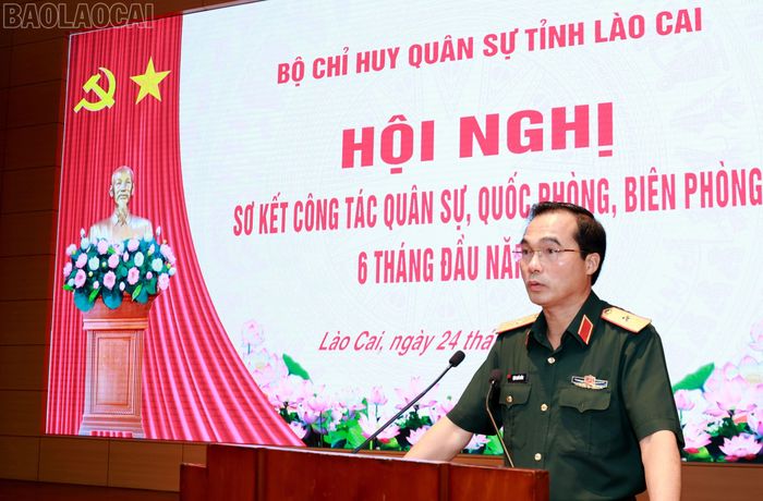 hiếu tướng Đặng Quốc Đồng - Ủy viên Ban Thường vụ Tỉnh ủy, Chỉ huy trưởng Bộ Chỉ huy quân sự tỉnh quán triệt nội dung hội nghị.