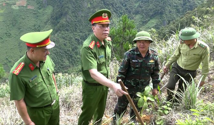 Các đồng chí lãnh đạo Cục Cảnh sát điều tra tội phạm về tham nhũng, kinh tế, buôn lậu; Công an tỉnh và xã Hạnh Phúc tham gia trồng cây.