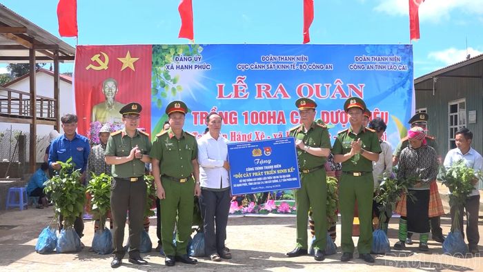 Lãnh đạo Cục Cảnh sát điều tra tội phạm về tham nhũng, kinh tế, buôn lậu đã trao tặng cây giống và biển công trình “Đồi cây phát triển sinh kế”.