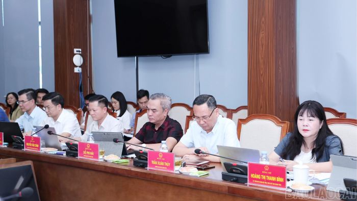 Đại biểu dự phiên họp.