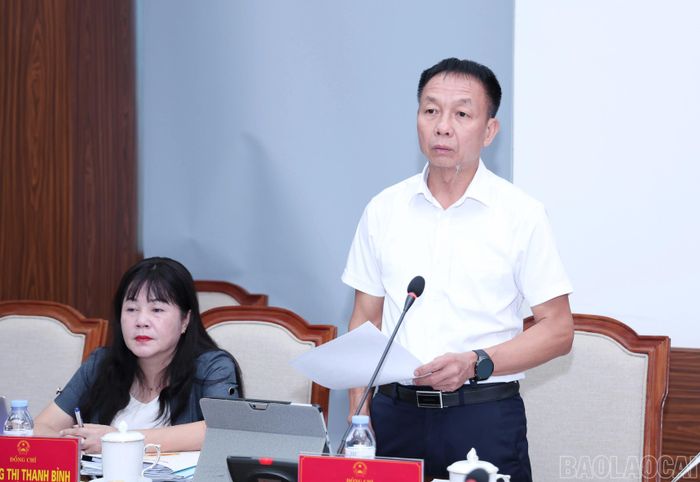 Đồng chí Vũ Quỳnh Khánh - Ủy viên Ban Thường vụ Tỉnh ủy, Phó Chủ tịch Thường trực HĐND tỉnh trình bày báo cáo công tác chuẩn bị tổ chức Kỳ họp thứ 3.
