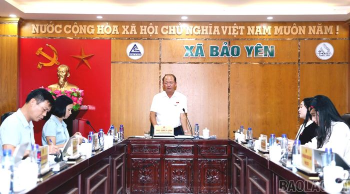 Đồng chí Sùng A Lềnh phát biểu kết luận buổi làm việc.