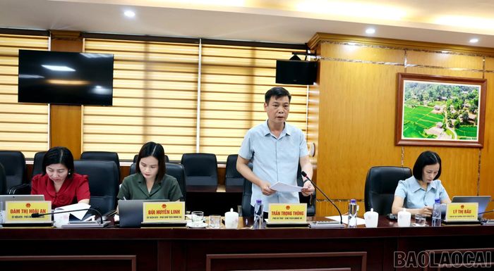 Ông Trần Trọng Thông - Chủ tịch UBND xã Bảo Yên trình bày báo cáo với Đoàn khảo sát.