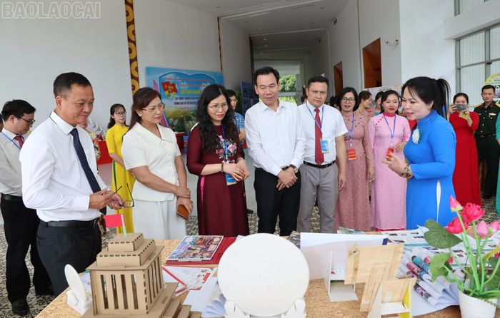 Đại biểu tham quan mô hình "Không gian văn hóa Hồ Chí Minh" tại các cơ sở giáo dục.