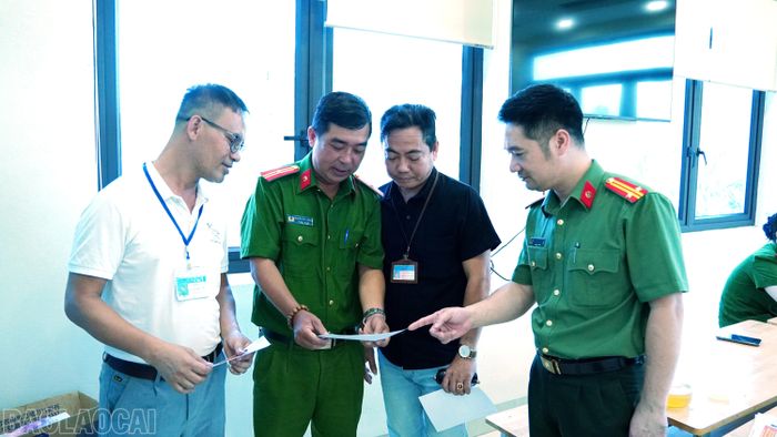Công an phường Nam Cường tuyên truyền pháp luật về phòng, chống ma túy tại doanh nghiệp.
