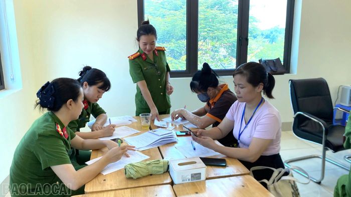 Cán bộ Công an phường Nam Cường hướng dẫn người lao động ký cam kết chấp hành nghiêm các quy định của pháp luật về phòng, chống ma túy.
