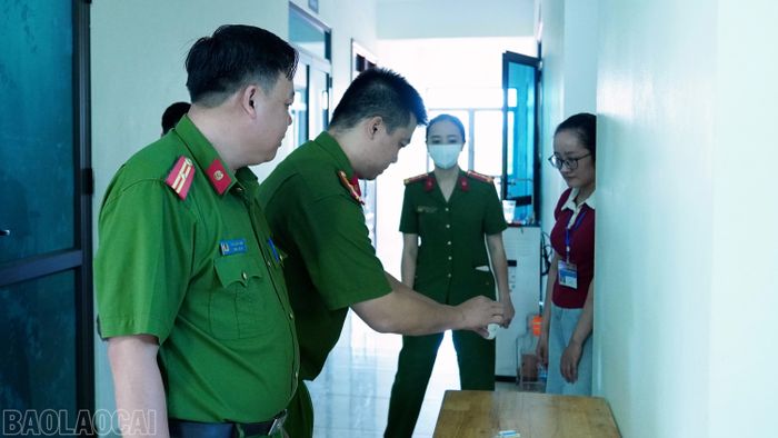 Lực lượng Công an phường Nam Cường giám sát quá trình xét nghiệm ma túy, bảo đảm đúng quy định.