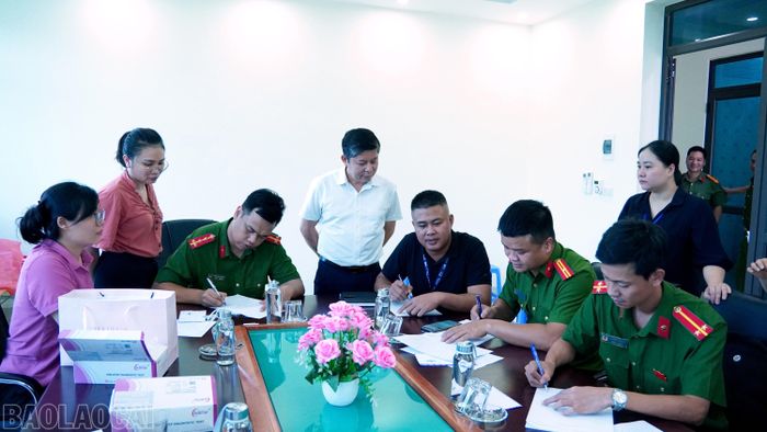 Đồng chí Nguyễn Ngọc Trúc, Bí thư Đảng ủy, Trưởng Ban Chỉ đạo Phòng, chống ma túy phường Nam Cường (áo trắng) trực tiếp chỉ đạo đợt kiểm tra công tác phòng, chống ma túy tại doanh nghiệp trên địa bàn.