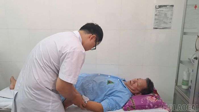 Bác sĩ Bệnh viện Y học cổ truyền tỉnh điều trị cho bệnh nhân đột quỵ.