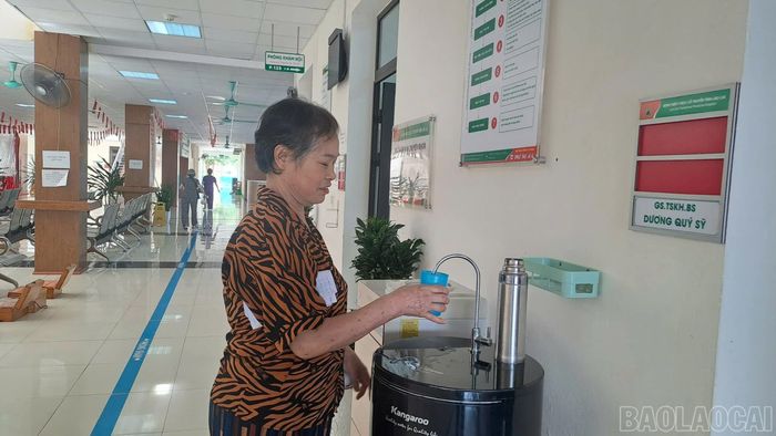 Bệnh viện Y học cổ truyền tỉnh cung cấp nước uống miễn phí cho người bệnh và người nhà bệnh nhân.