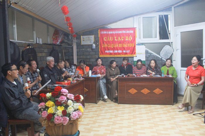 Học viên học hát quan họ miễn phí cùng các liền anh, liền chị vào buổi tối tại Nhà Văn hóa Lao động tỉnh