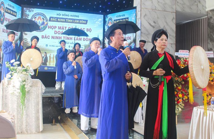 Nhiều học viên từ lớp học đã tự tin đứng trên sân khấu trở thành các liền anh, liền chị.