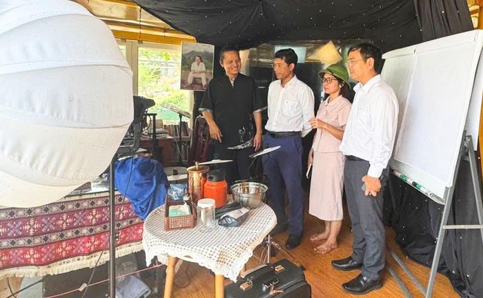Lãnh đạo xã Đam Rông 2 tham quan mô hình