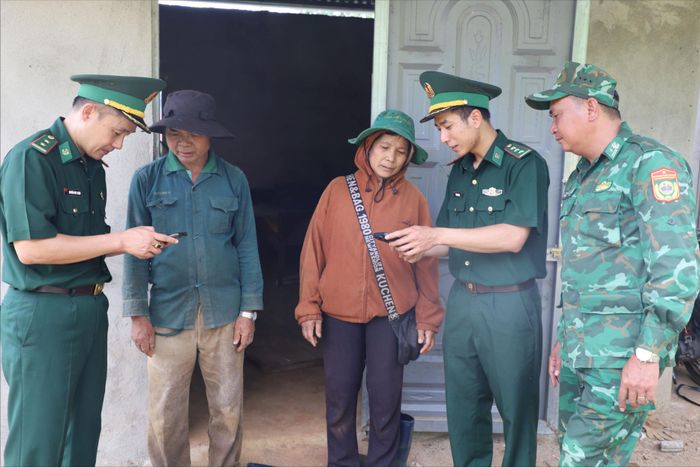 Cán bộ Đồn Biên phòng Đắk Song tuyên truyền, nâng cao nhận thức cho người dân về kỹ năng sử dụng mạng xã hội