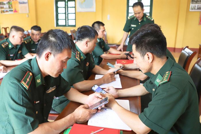Cán bộ, đảng viên trao đổi, chia sẻ kỹ năng nhận diện tin giả, đấu tranh với các thông tin sai trái, xấu độc