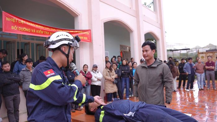 Hướng dẫn kỹ năng sơ cấp cứu nạn nhân trong tình huống khẩn cấp - Ảnh Lê Tiến