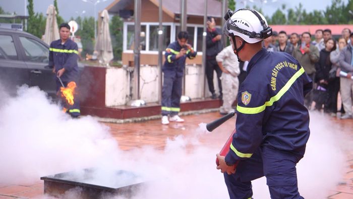Cán bộ Cảnh sát PCCC hướng dẫn kỹ năng dập lửa bằng bình chữa cháy xách tay - Ảnh Lê Tiến