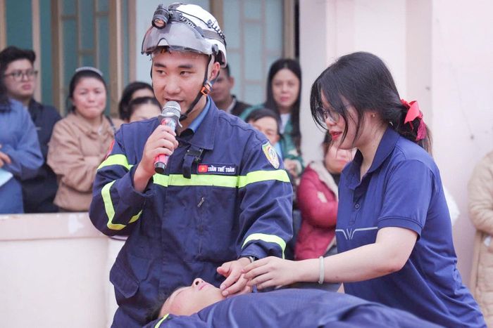 Thực hành sơ cấp cứu người bị nạn dưới sự hướng dẫn của lực lượng Cảnh sát PCCC và CNCH - Ảnh Lê Tiến