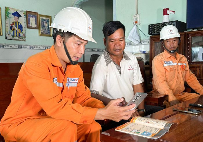 Tổ trưởng K’Sung phối hợp với ngành điện, hướng dẫn bà con sử dụng điện sản xuất hợp lý