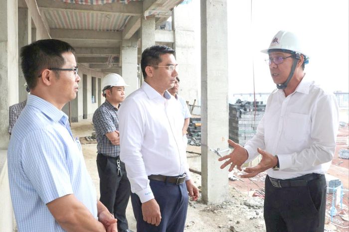 Phó Chủ tịch UBND tỉnh Nguyễn Minh kiểm tra tiến độ xây dựng Trường phổ thông nội trú liên cấp tiểu học và THCS tại xã Thuận An