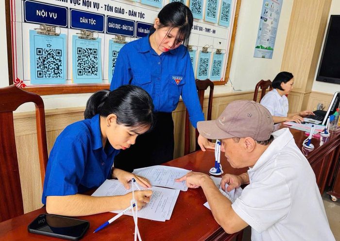 ĐVTN hỗ trợ người dân thực hiện thủ tục hành chính trên môi trường số tại cơ sở