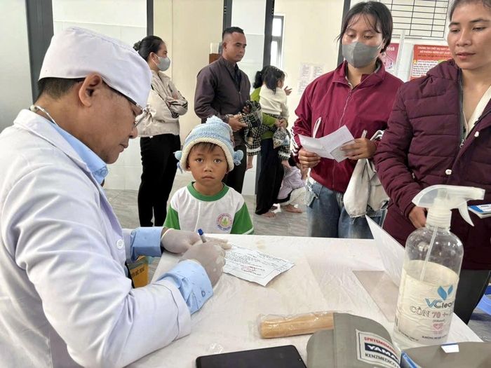 Khám sức khỏe miễn phí cho trẻ em dưới 6 tuổi tại xã Tà Năng.