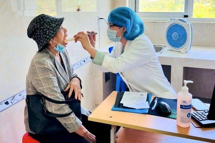 Khám chuyên khoa răng - hàm - mặt cho người cao tuổi tại Bệnh viện II Lâm Đồng.
