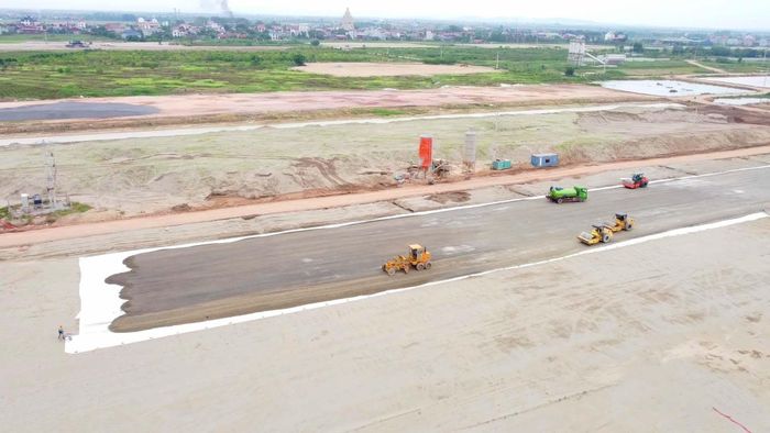 Dự kiến, sân bay sẽ có hai đường cất hạ cánh với chiều dài từ 3.500 đến 4.000m, đáp ứng khai thác các loại máy bay thân rộng.