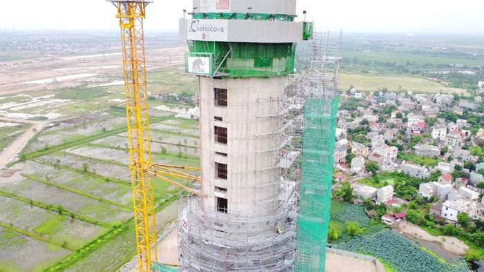 Tháp không lưu cao 127m tại dự án đã cất nóc, các hạng mục nền móng khác đang được triển khai khẩn trương.