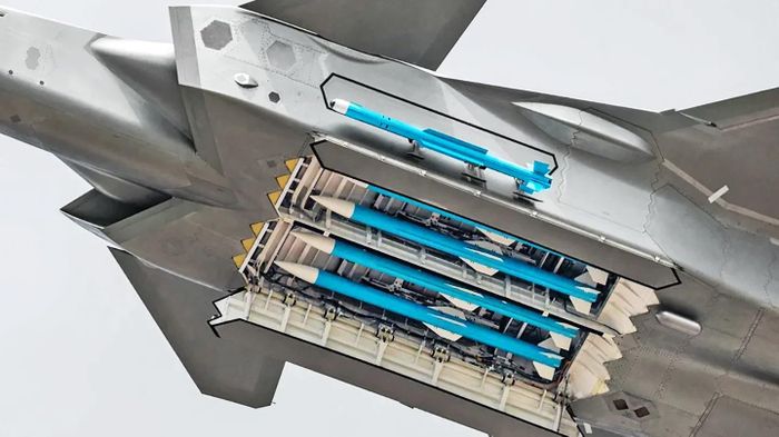 Cận cảnh tiêm kích J-20 mang 4 tên lửa PL-15 huấn luyện trong khoang vũ khí chính dưới bụng máy bay. Ảnh: Internet Trung Quốc