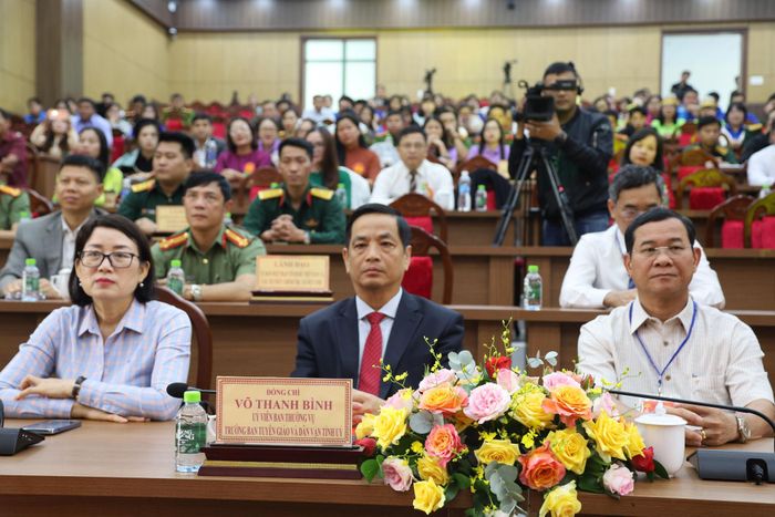 Đồng chí Võ Thanh Bình, Ủy viên Ban Thường vụ Tỉnh ủy, Trưởng Ban Tuyên giáo và Dân vận Tỉnh ủy, Trưởng Ban Tổ chức Hội thi cùng các đại biểu tham dự hội thi