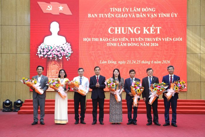 Đồng chí Võ Thanh Bình, Ủy viên Ban Thường vụ Tỉnh ủy, Trưởng Ban Tuyên giáo và Dân vận Tỉnh ủy, Trưởng Ban Tổ chức Hội thi tặng hoa các thành viên Ban Giám khảo hội thi
