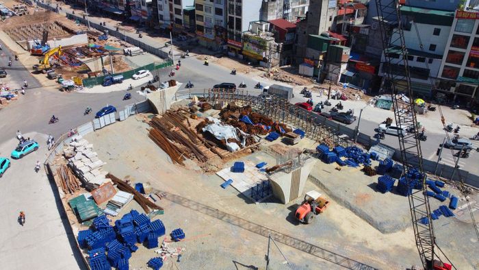 Tại nút giao này, nhà thầu đang chuẩn bị triển khai công đoạn lắp dầm để hoàn thiện kết cấu phần trên của cầu.