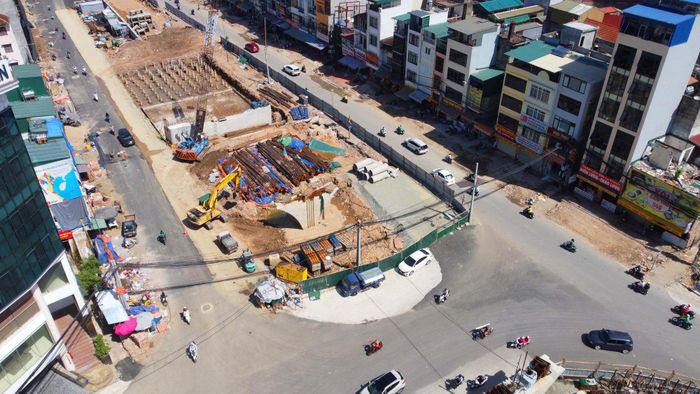 Mục tiêu là hoàn thành toàn bộ nền đường trước ngày 2/9; hoàn thành thi công 2 cầu vượt trên tuyến trước ngày 31/12. Trong ảnh là cầu vượt tại nút giao Láng Hạ.