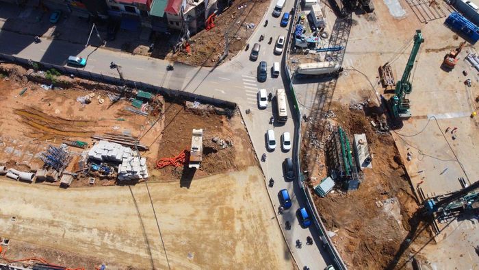 Hai cầu vượt này được thiết kế theo hướng đi thẳng, nhằm tách dòng phương tiện trên trục chính, hạn chế xung đột giao cắt.