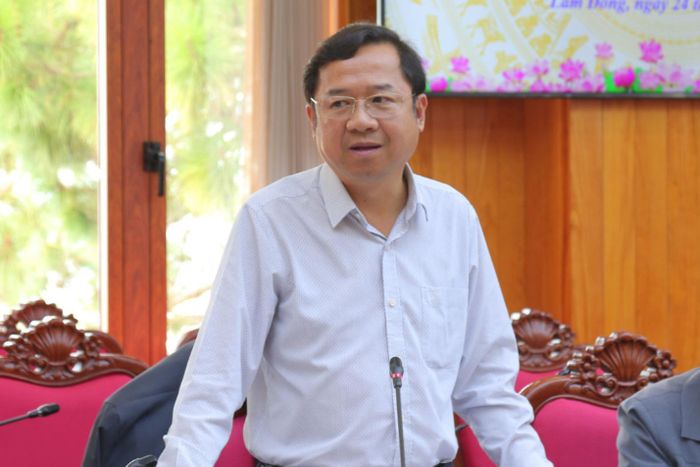Ủy viên Ban Thường vụ Tỉnh ủy, Trưởng Ban Tổ chức Tỉnh ủy Tôn Thiện Đồng đề xuất bình xét cá nhân, tập thể được khen thưởng tại cuộc họp