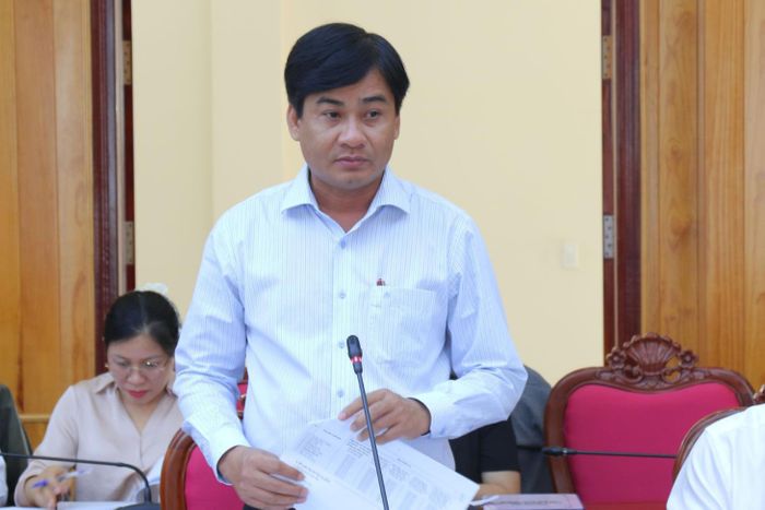 Phó Giám đốc Sở Nội vụ Trần Hữu Tuấn thông qua danh sách đề nghị xét khen thưởng