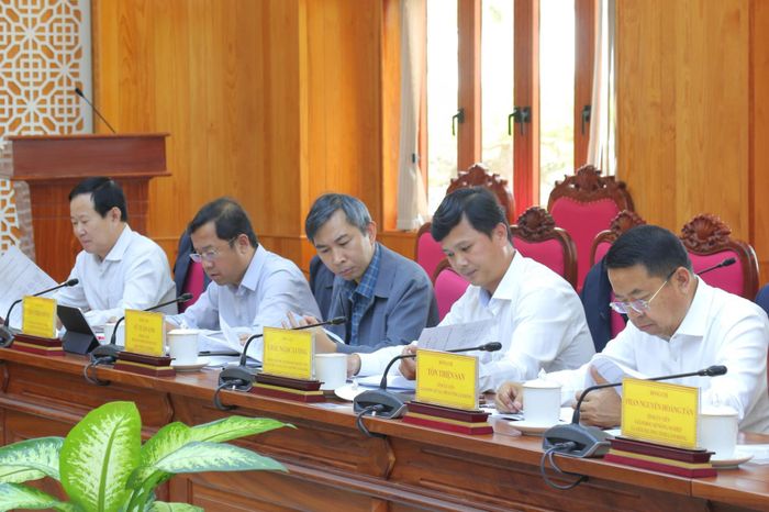 Các thành viên Hội đồng Thi đua khen thưởng tỉnh tại cuộc họp