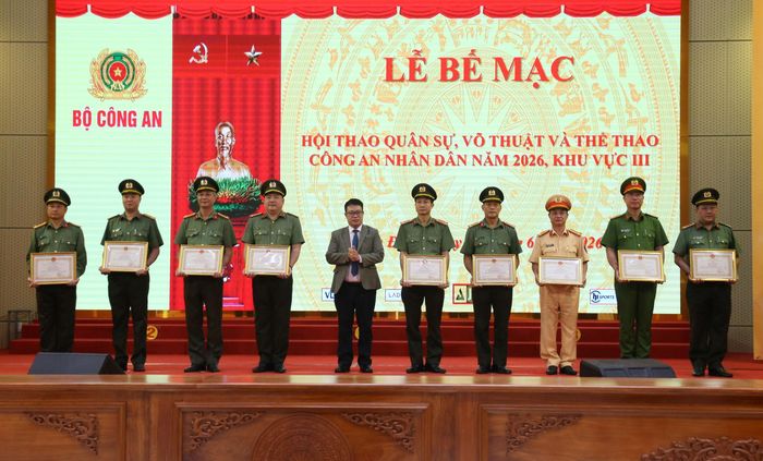 Trao Bằng khen của Chủ tịch UBND tỉnh Lâm Đồng cho các tập thể, cá nhân có thành tích xuất sắc trong tham mưu, tổ chức hội thao