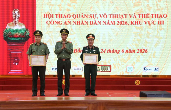 Trao Bằng khen của Bộ trưởng Bộ Công an cho các tập thể có thành tích xuất sắc trong tham mưu, tổ chức hội thao