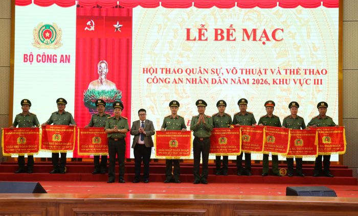Trao thưởng cho các đội tuyển đạt giải Nhất, Nhì, Ba toàn đoàn