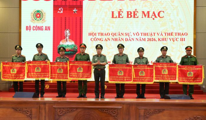 Trao thưởng cho các đội tuyển đạt giải Khuyến khích toàn đoàn