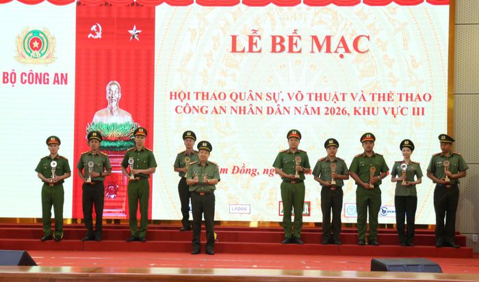 Trao thưởng cho các đội tuyển, vận động viên đạt giải tại các nội dung thi đấu