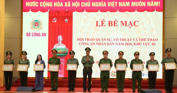 Trao Bằng khen của Bộ trưởng Bộ Công an cho các cá nhân có thành tích xuất sắc trong tham mưu, tổ chức hội thao