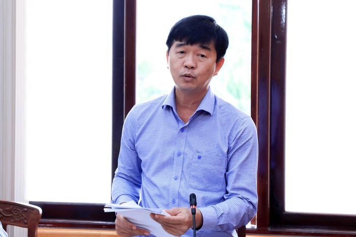 Tỉnh ủy viên, Giám đốc Sở Nông nghiệp và Môi trường Lâm Đồng Phan Nguyễn Hoàng Tân báo cáo về tình hình tháo gỡ khó khăn các dự án ngoài ngân sách