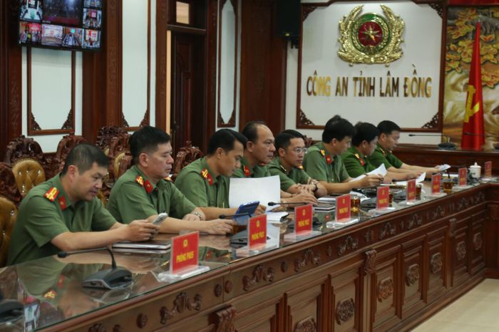Đại diện các đơn vị nghiệp vụ dự lễ phát động tại điểm cầu Công an tỉnh Lâm Đồng