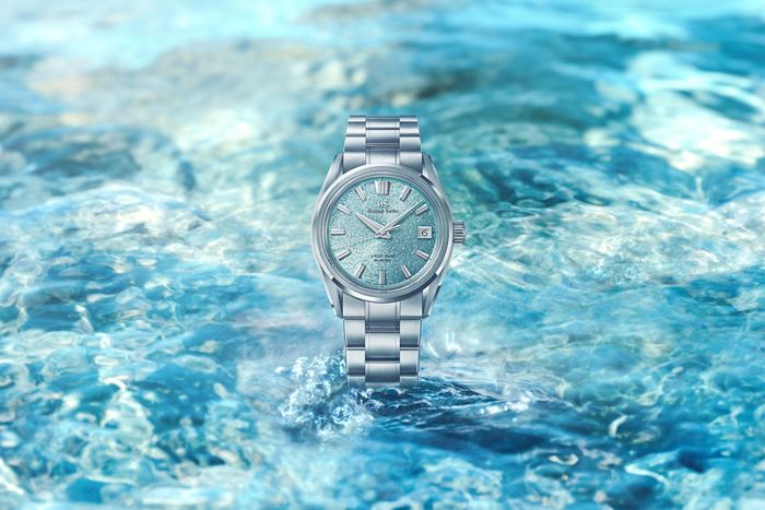 Grand Seiko SLGH035 với mặt số xanh nhạt lấy cảm hứng từ thung lũng Genbi.