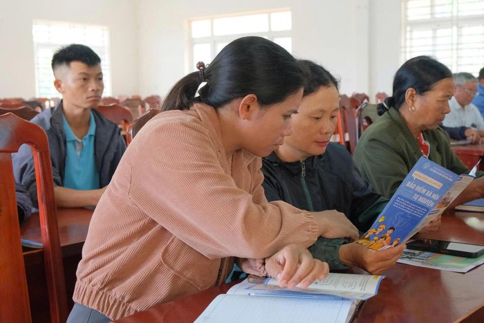 Người dân phía Tây Lâm Đồng tìm hiểu các chính sách về bảo hiểm