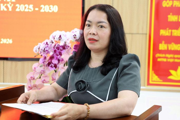 Đồng chí Đỗ Thị Quế Phương, Phó Chủ tịch Ủy ban MTTQ Việt Nam tỉnh Lâm Đồng phát biểu tại hội nghị